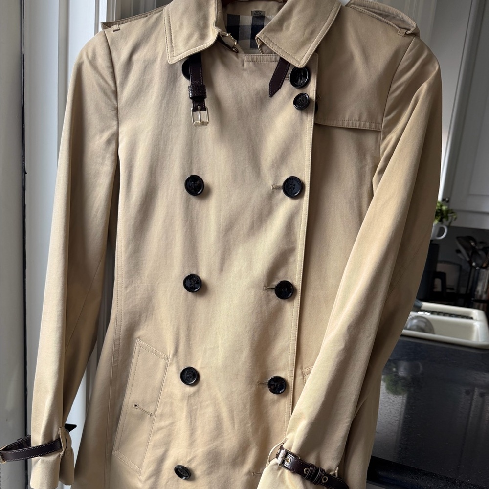 Burberry Kensington Heritage Beige Trench Coat with Check Lining